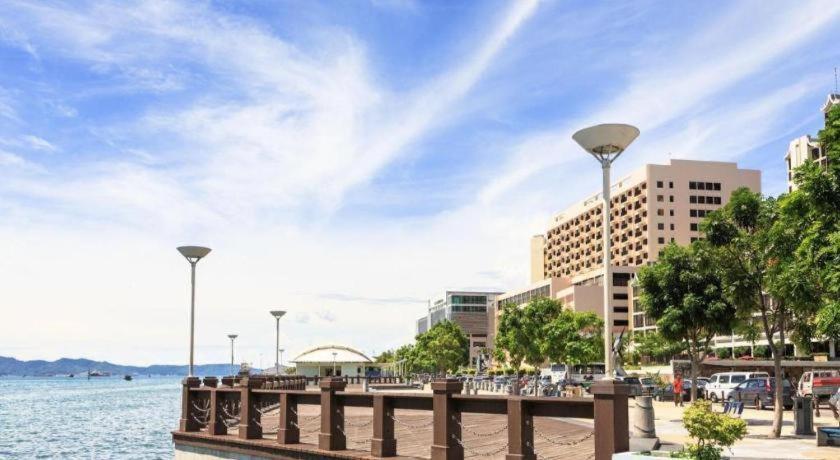 Oyo 89398 Doorbellz Hotel Kota Kinabalu Kültér fotó
