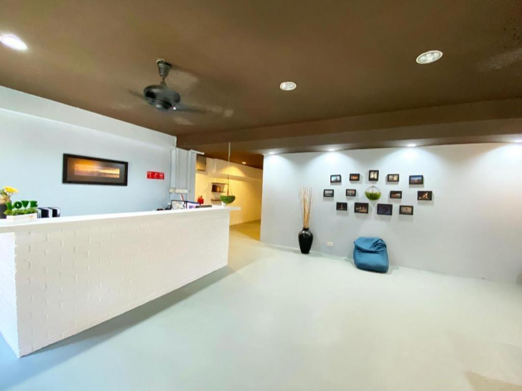 Oyo 89398 Doorbellz Hotel Kota Kinabalu Kültér fotó